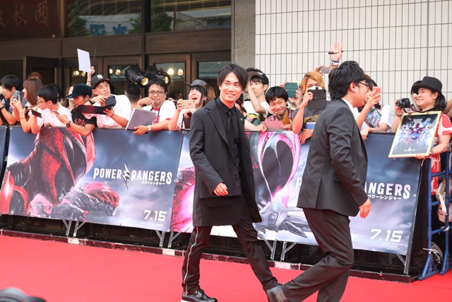 声優・鈴木達央さんがハリウッド俳優とレッドカーペットを颯爽と歩く！ 日本凱旋『パワーレンジャー』ジャパンプレミアが国技館で開催！