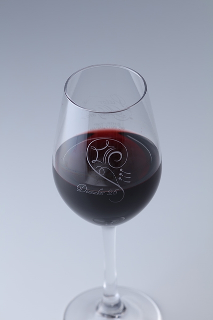 『ユーリ!!! on ICE』「ヴィクトル」のお誕生日を記念した、特別デザインのワインとグラスが9月1日より期間限定発売開始！