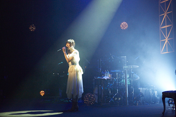安野希世乃さん1stライブ「ねぇ、一緒に歌おう。そして、“泣け”!」、夢の生バンドで『マクロスΔ』『冴えカノ』の楽曲も大熱唱
