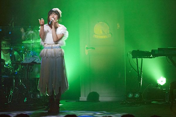 安野希世乃さん1stライブ「ねぇ、一緒に歌おう。そして、“泣け”!」、夢の生バンドで『マクロスΔ』『冴えカノ』の楽曲も大熱唱