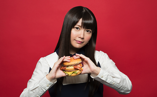 竹達彩奈さんがマクドナルドの期間限定メニュー「ビッグマックベーコン」を試食する動画が公開！-1