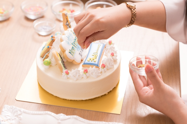 『オルタンシア・サーガ -蒼の騎士団-』の3周年を記念して、大坪由佳さんが愛情たっぷりのオリジナルデコレーションケーキでお祝い！