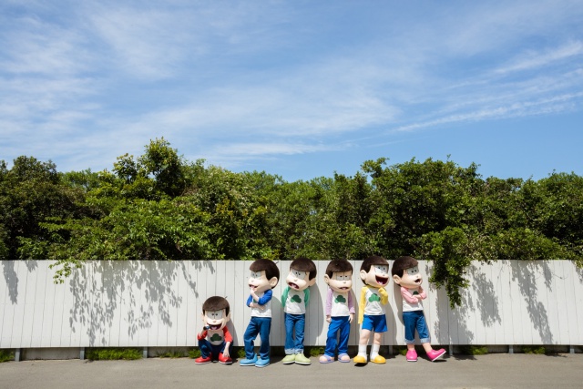 『おそ松さん』の写真展が池袋パルコで開催決定！　「6つ子のホームステイ」をテーマにした撮り下ろし写真の展示や新グッズの販売、ハイタッチ会も実施の画像-2