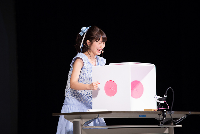 逢田梨香子さんが身体を張って「箱の中身は何でしょう？」に挑戦！「まるごとりかこ」ファンミーティングレポート