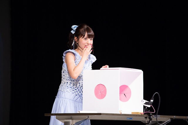 逢田梨香子さんが身体を張って「箱の中身は何でしょう？」に挑戦！「まるごとりかこ」ファンミーティングレポート-10