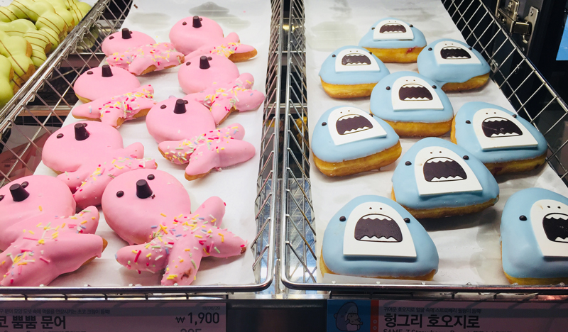 ゆるーいサメ「サメーズ」がドーナッツとして韓国の「DUNKIN' DONUTS」に登場！　パッケージやドリンクまで作品ならではの仕様に-5