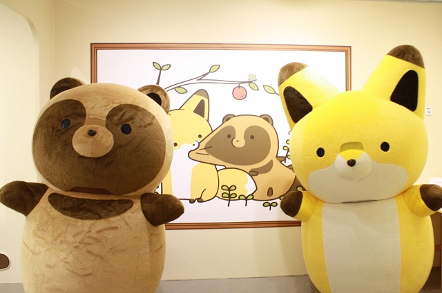 SNSで人気の作品イラスト展『タヌキとキツネ展 ～タヌキ山にようこそ！～』レポート！　見て、触れて、思わず抱きしめたくなるタヌキとキツネに会いに行こう