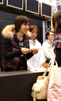 【コミケ75】ビジュアルアーツブースに平川さん登場-1