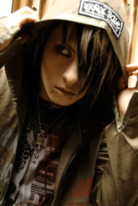 コスプレ体験は「クール!」ドイツ出身の異色アーティスト・Nheira(ネイラ)さんがコスプレショップACOSに来店!-1