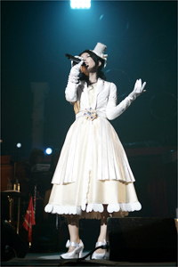 茅原実里さんが全国10カ所に及ぶセカンドライブツアー『Minori Chihara Live Tour 2009～Parade～』を開催中！ツアー初日、2月7日の神奈川・伊勢原市民文化会館の模様をレポート!!-2