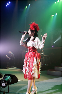 茅原実里さんが全国10カ所に及ぶセカンドライブツアー『Minori Chihara Live Tour 2009～Parade～』を開催中！ツアー初日、2月7日の神奈川・伊勢原市民文化会館の模様をレポート!!-4