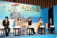 8月22日公開の話題作『ホッタラケの島～遥と魔法の鏡～』の製作報告会見をレポート。主役の綾瀬はるかさんらが意気込みを語る