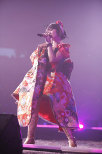 アルバムがついに1位を獲得、着実な歩みはついに“ドームライブ”へ――！水樹奈々さんが西武ドームで初ステージ！『NANA MIZUKI LIVE DIAMOND 2009』-4